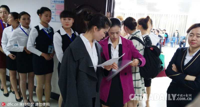 24岁护士辣妈带老公女儿参加空姐招聘会