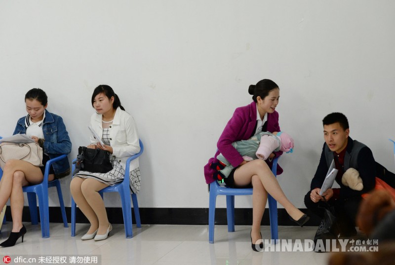 24岁护士辣妈带老公女儿参加空姐招聘会