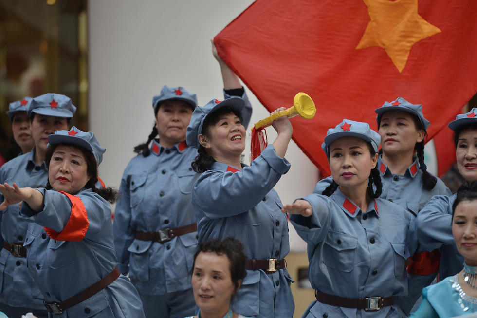 沈阳大爷大妈穿迷彩持冲锋枪大跳广场舞