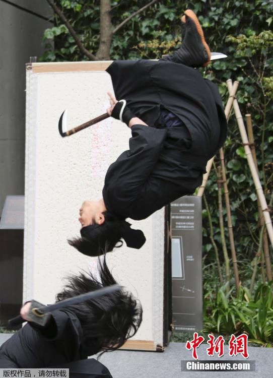 日本忍者表演功夫吸引游客前往赏樱