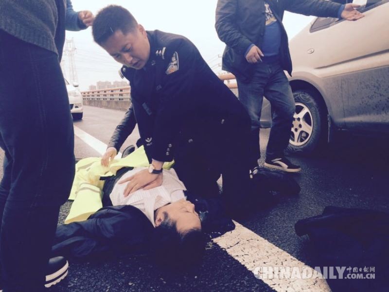 司机高速上突发休克 民警不顾呕吐物人工呼吸急救