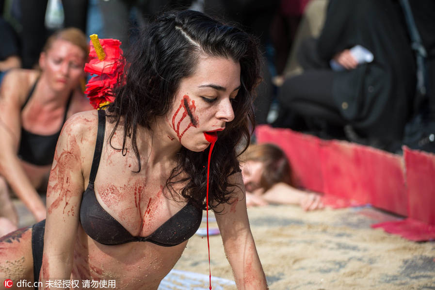 西班牙示威者半裸浑身鲜血 呼吁废除斗牛