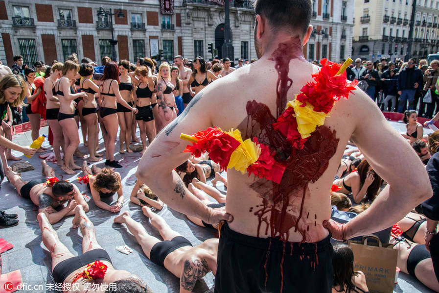 西班牙示威者半裸浑身鲜血 呼吁废除斗牛