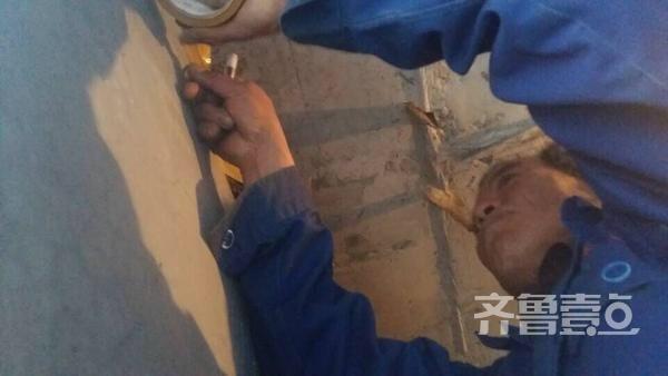 有爱！老农爬梯为燕子加固老巢