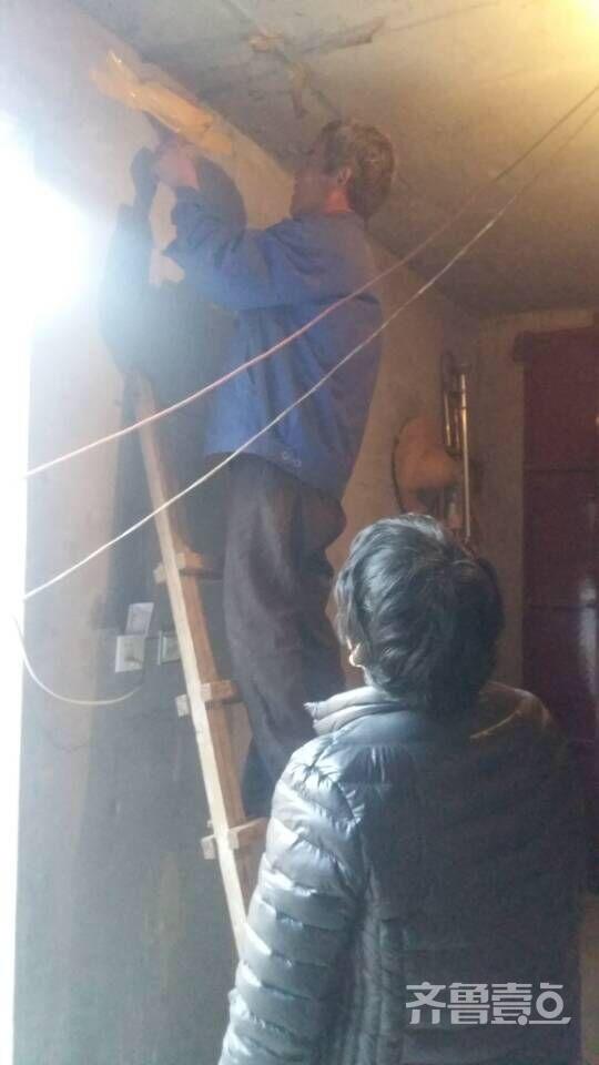 有爱！老农爬梯为燕子加固老巢