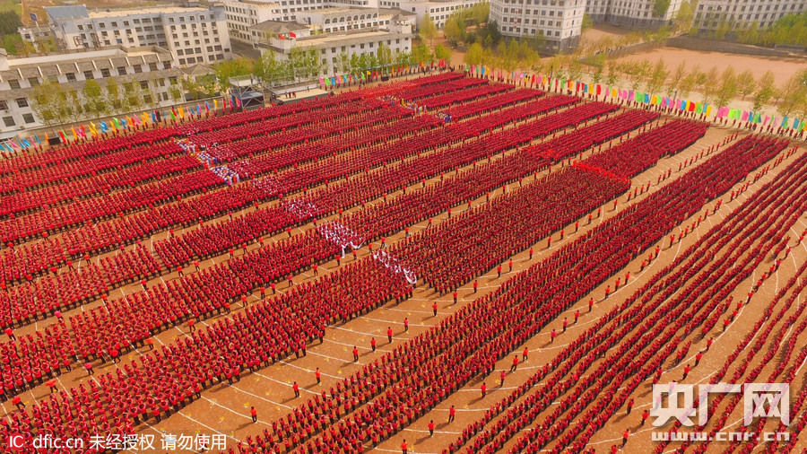 少林武校“春训” 26000名学员同上课间操花式“摆阵”