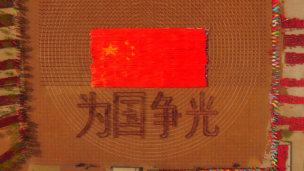 少林武校“春训” 2.6万人花式摆阵