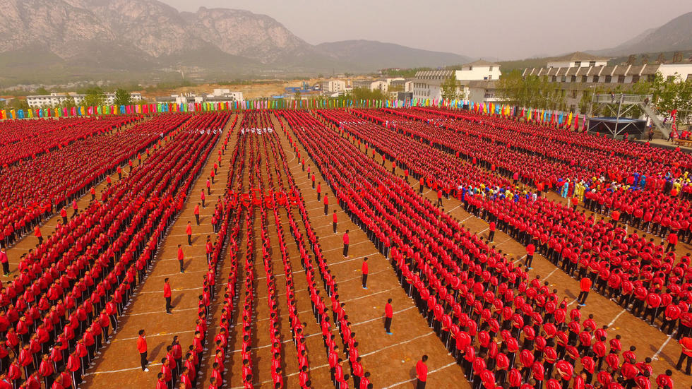 少林武校“春训” 2.6万人花式摆阵