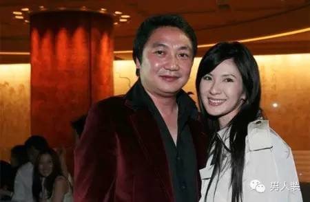 新加坡网红阿姨高调炫富 称做好被骂准备