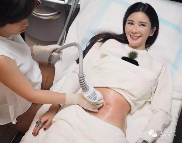 新加坡网红阿姨高调炫富 称做好被骂准备