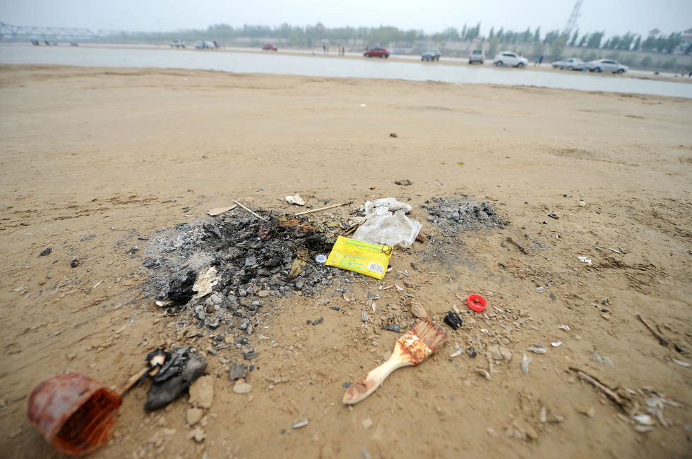 黄河滩成私家烧烤街 垃圾遍地污染黄河水