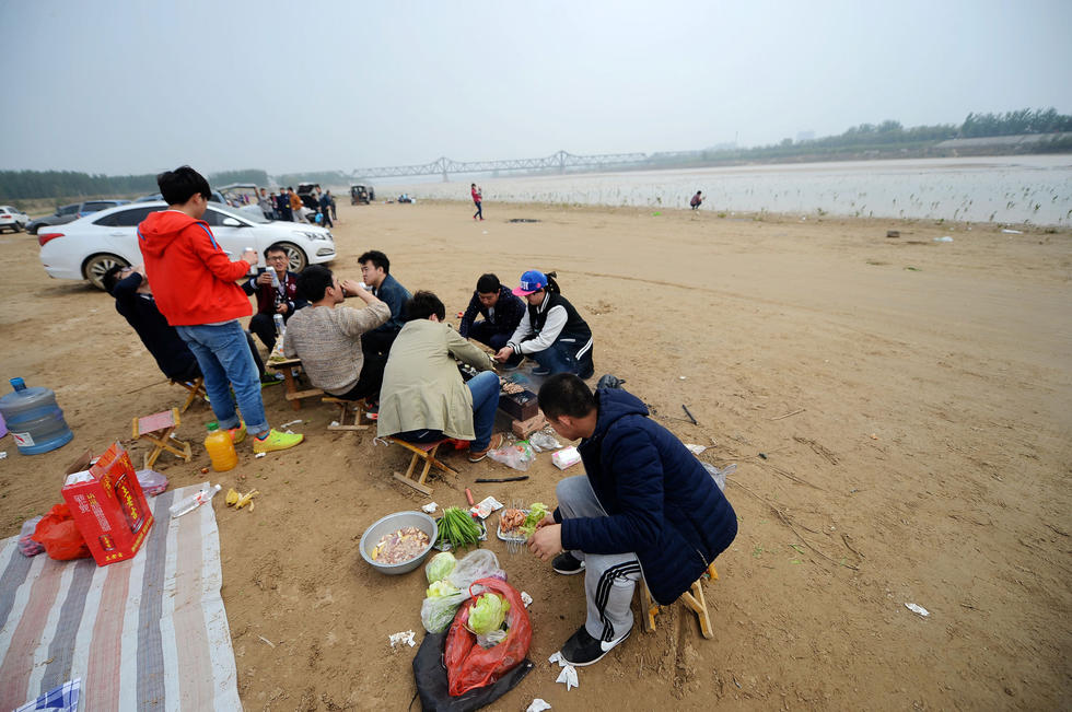 黄河滩成私家烧烤街 垃圾遍地污染黄河水