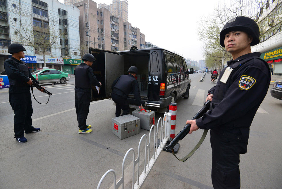 探访“现代走镖人”：高度警戒中送钞接钞