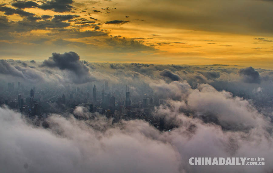 在650米云端开着吊车拍照是怎样的体验？他的“寂寞”你不懂！
