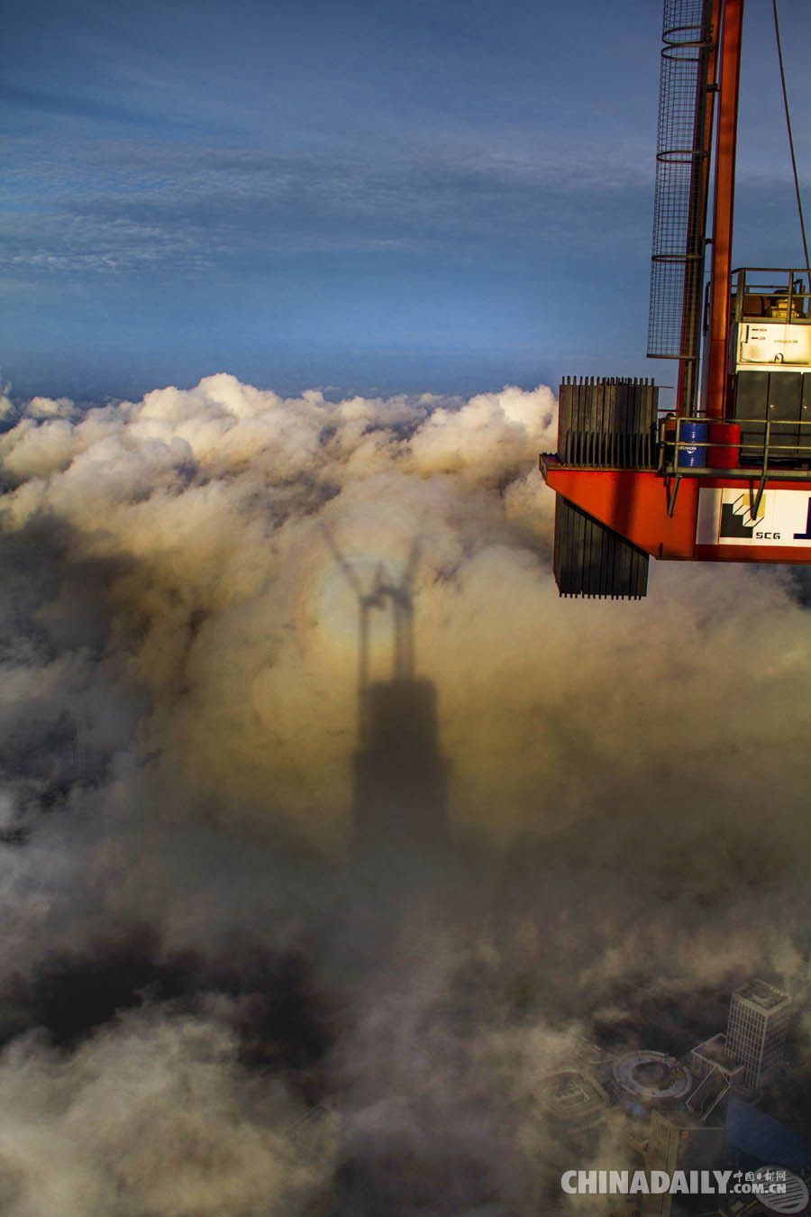 在650米云端开着吊车拍照是怎样的体验？他的“寂寞”你不懂！