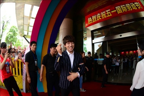 守护男神黄致列现身超女发布会 现场传授心得