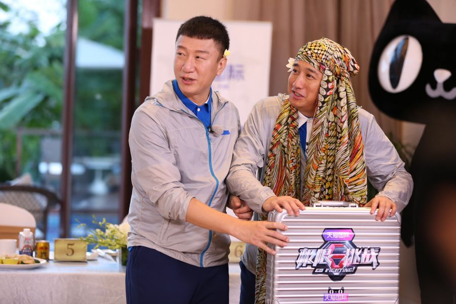 《极限2》孙红雷变身“花仙子” 黄渤“嘴叼活章鱼”