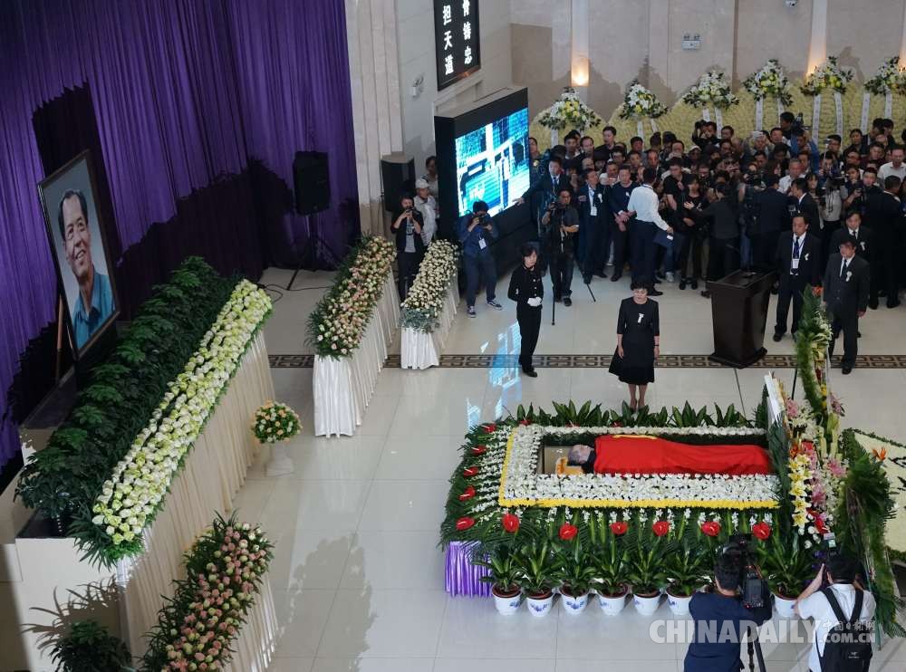 陈忠实遗体告别仪式在西安举行 众人送别文学巨匠