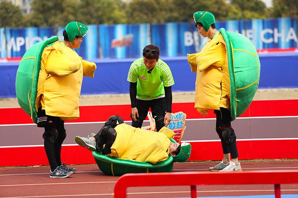 《来吧冠军》飞人战苏炳添立定跳过明星7人人墙