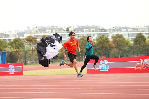 《来吧冠军》飞人战苏炳添立定跳过明星7人人墙