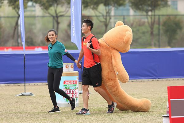 《来吧冠军》飞人战苏炳添立定跳过明星7人人墙