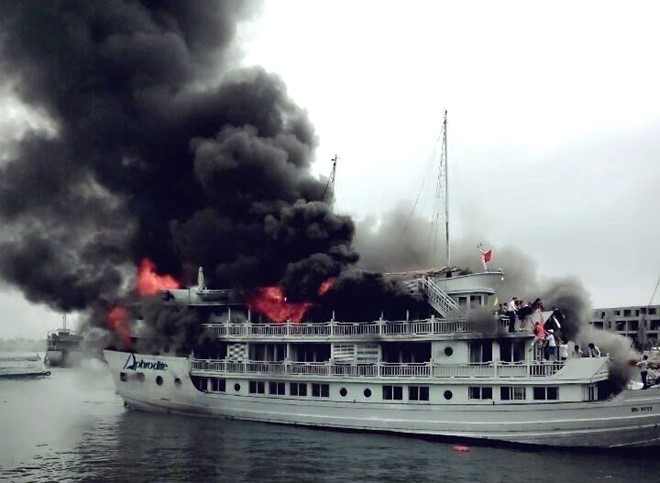 越南下龙湾高级邮轮突起大火 众多游客跳海逃生