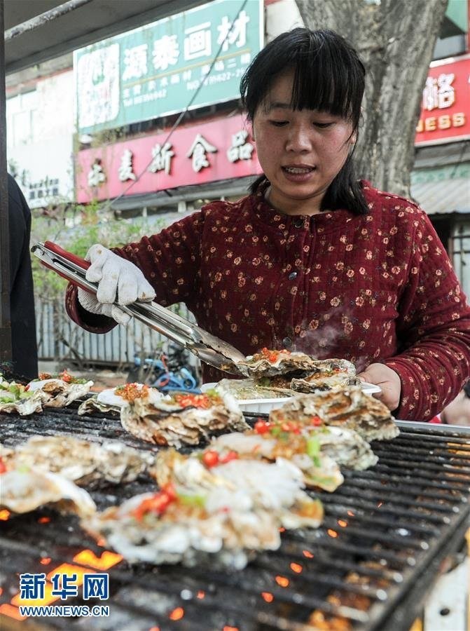 三胞胎全患脑瘫 母亲卖生蚝救女