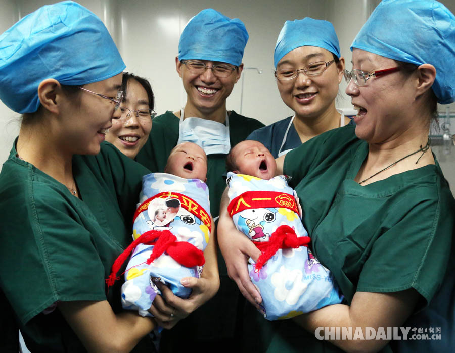 2012年8月16日,负责基因芯片试管婴儿技术助孕成功妊娠的医生护士抱着