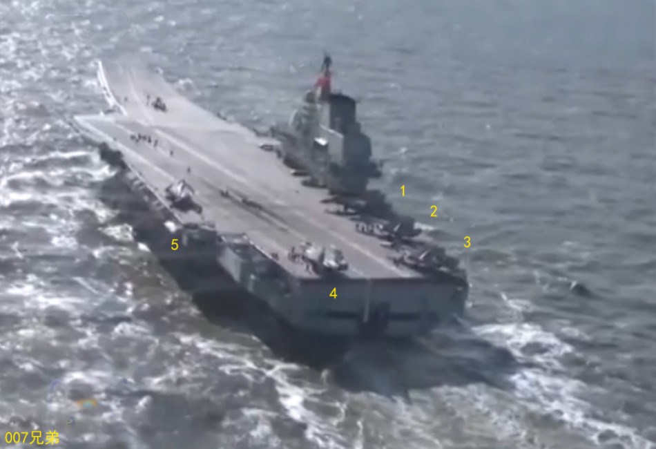 辽宁舰出海甲板现5架歼15 分布方式特别（图）