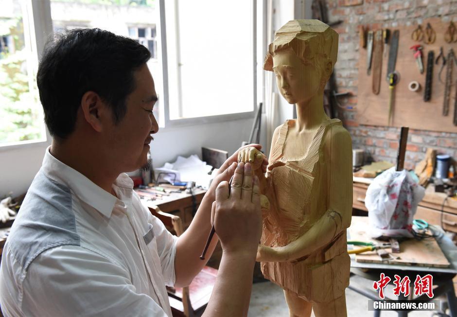 重庆80后父亲用木雕记录女儿成长