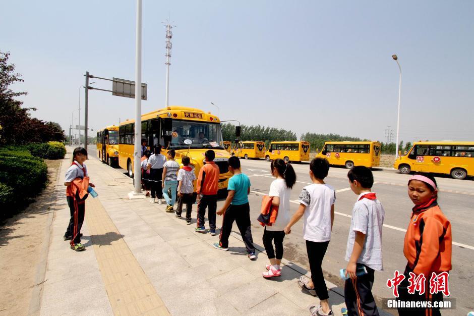 天津颁首块校车牌照 家长可手机定制校车线路
