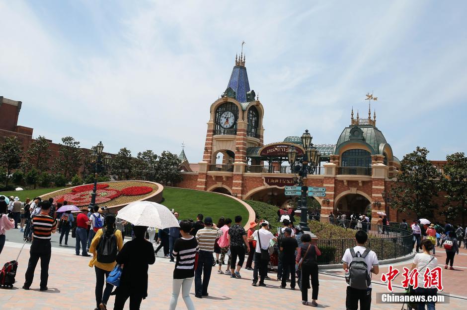 上海迪士尼运营测试 卡通人物与游客互动