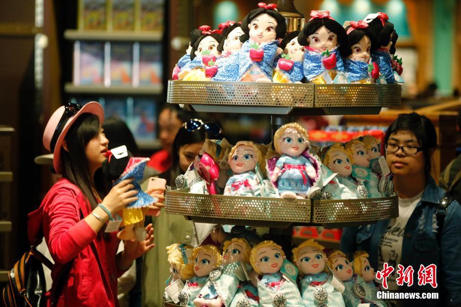 上海迪士尼运营测试 卡通人物与游客互动