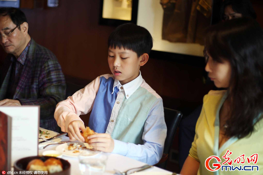 上海孩子学习西方用餐礼仪 一次费用2800元