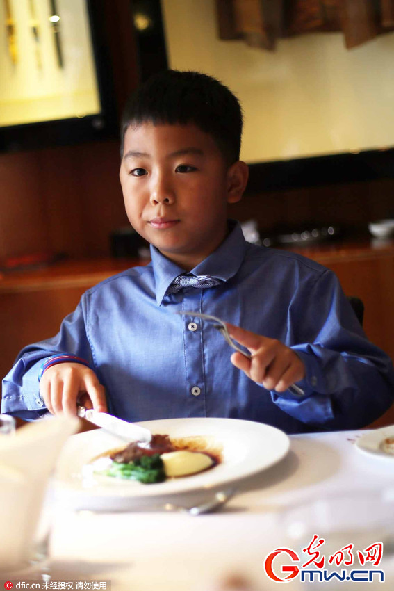 上海孩子学习西方用餐礼仪 一次费用2800元