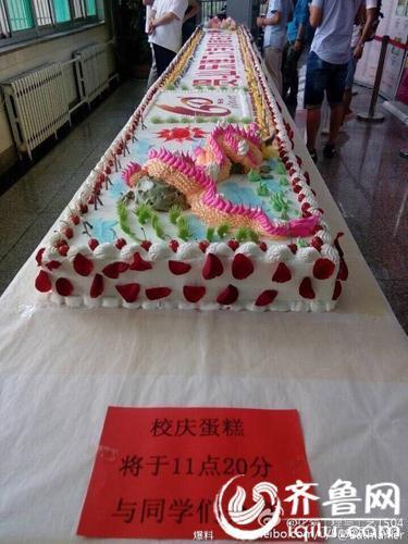 高校现6米长蛋糕:学生哄抢 老师被挤上阳台