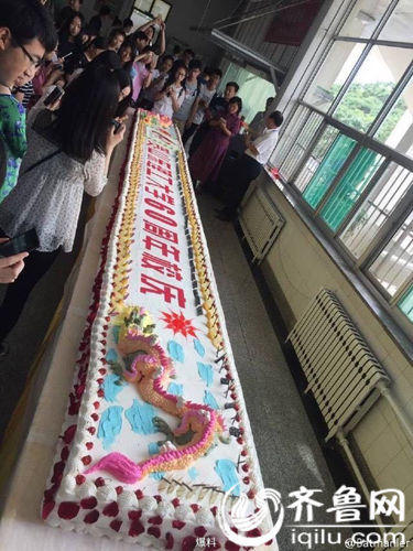 高校现6米长蛋糕:学生哄抢 老师被挤上阳台