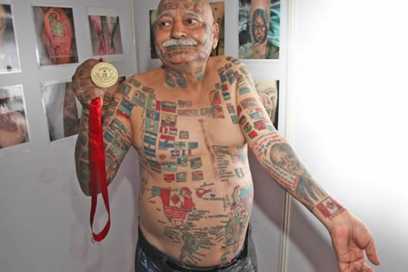 印度男子痴迷创造世界纪录 为含50支蜡烛敲掉满口牙(组图)
