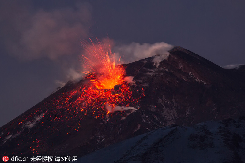 意大利摄影师拍摄埃特纳火山喷发场面