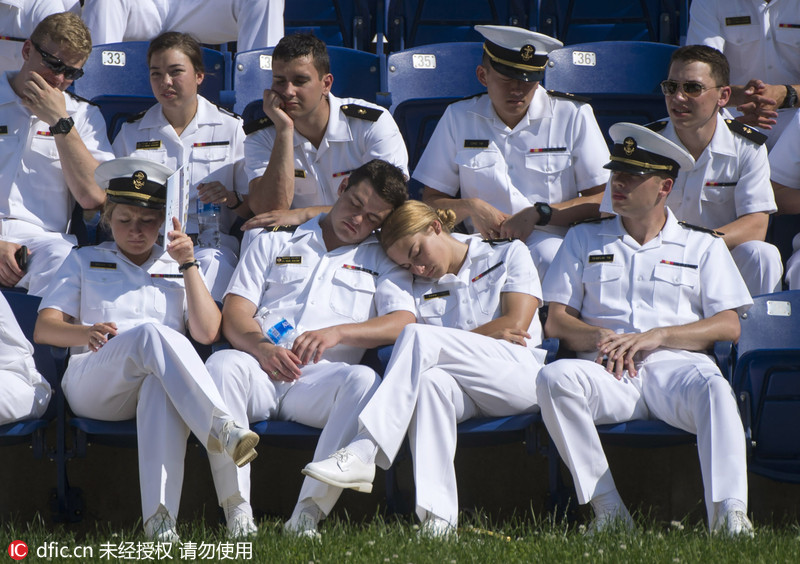 美海军军官学校毕业典礼 学员瞌睡连天
