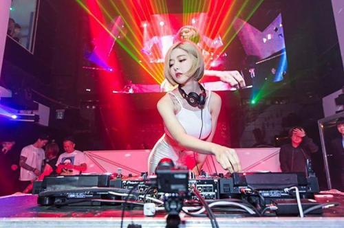 韩国"最美dj"走红 相貌甜美身材火辣