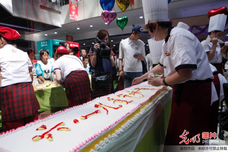 黑龙江黑河：6米长免费“超级蛋糕”两小时被领光