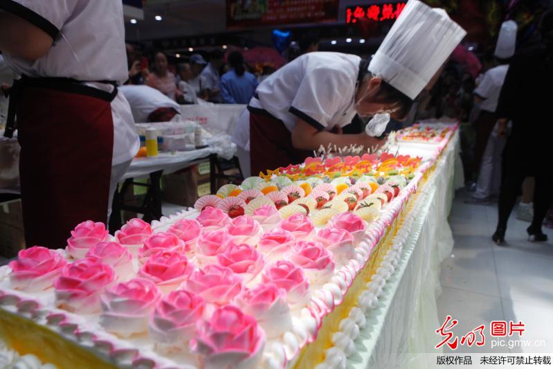 黑龙江黑河：6米长免费“超级蛋糕”两小时被领光