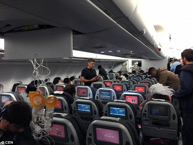 哥伦比亚航空一客机遭重颠簸 空姐悲剧了