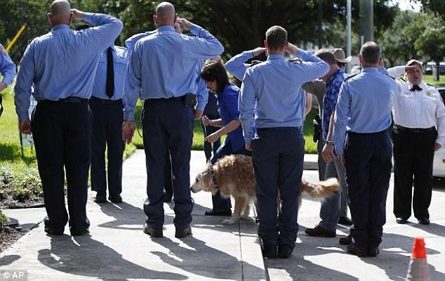 9/11事件最后一只搜救犬被安乐死 警员列队敬礼