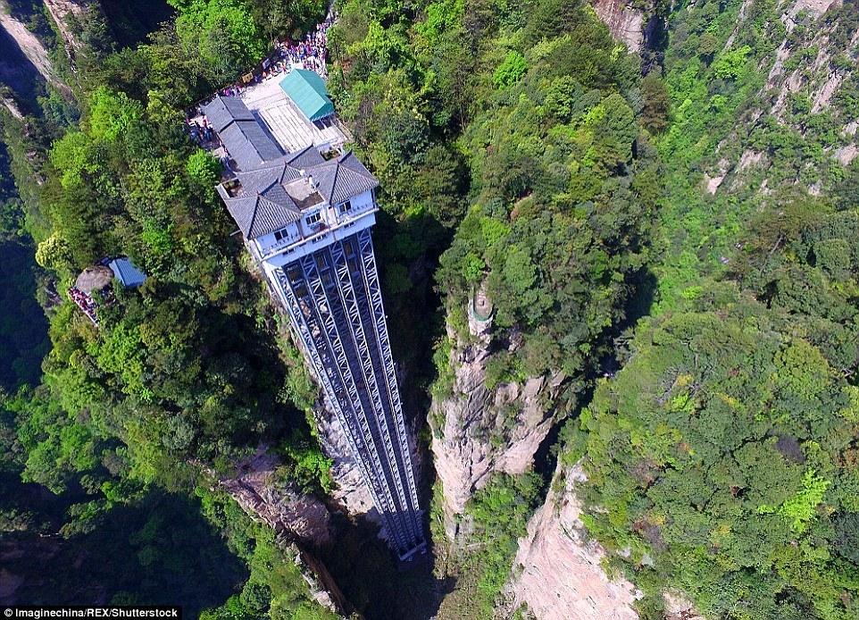 百龙天梯_天门山玻璃栈道