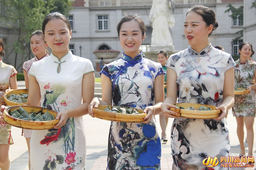 空姐穿旗袍包粽子（组图） 古风古韵过端午