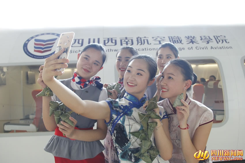 空姐穿旗袍包粽子（组图） 古风古韵过端午