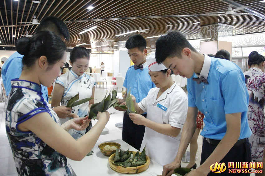 空姐穿旗袍包粽子（组图） 古风古韵过端午