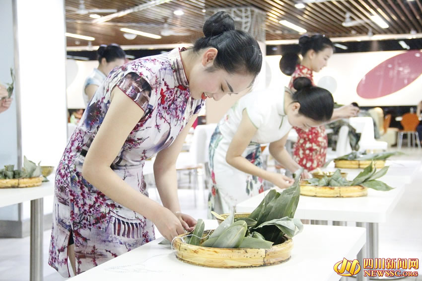 空姐穿旗袍包粽子（组图） 古风古韵过端午